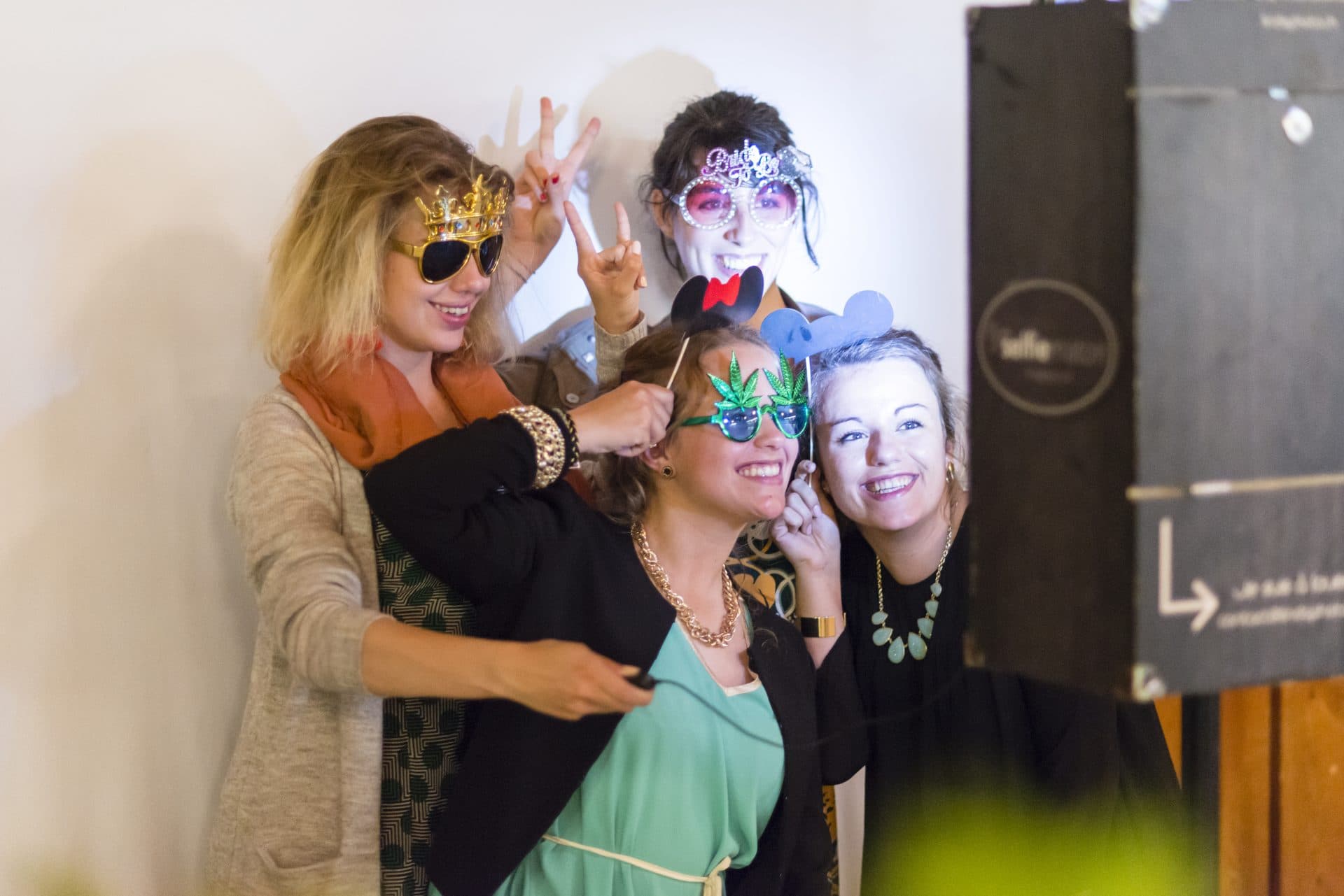 Invités en pose devant le Selfiematon